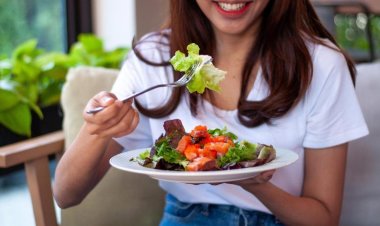 Happiness Is a Salad: Strong Correlations Between What We Eat and How We Feel